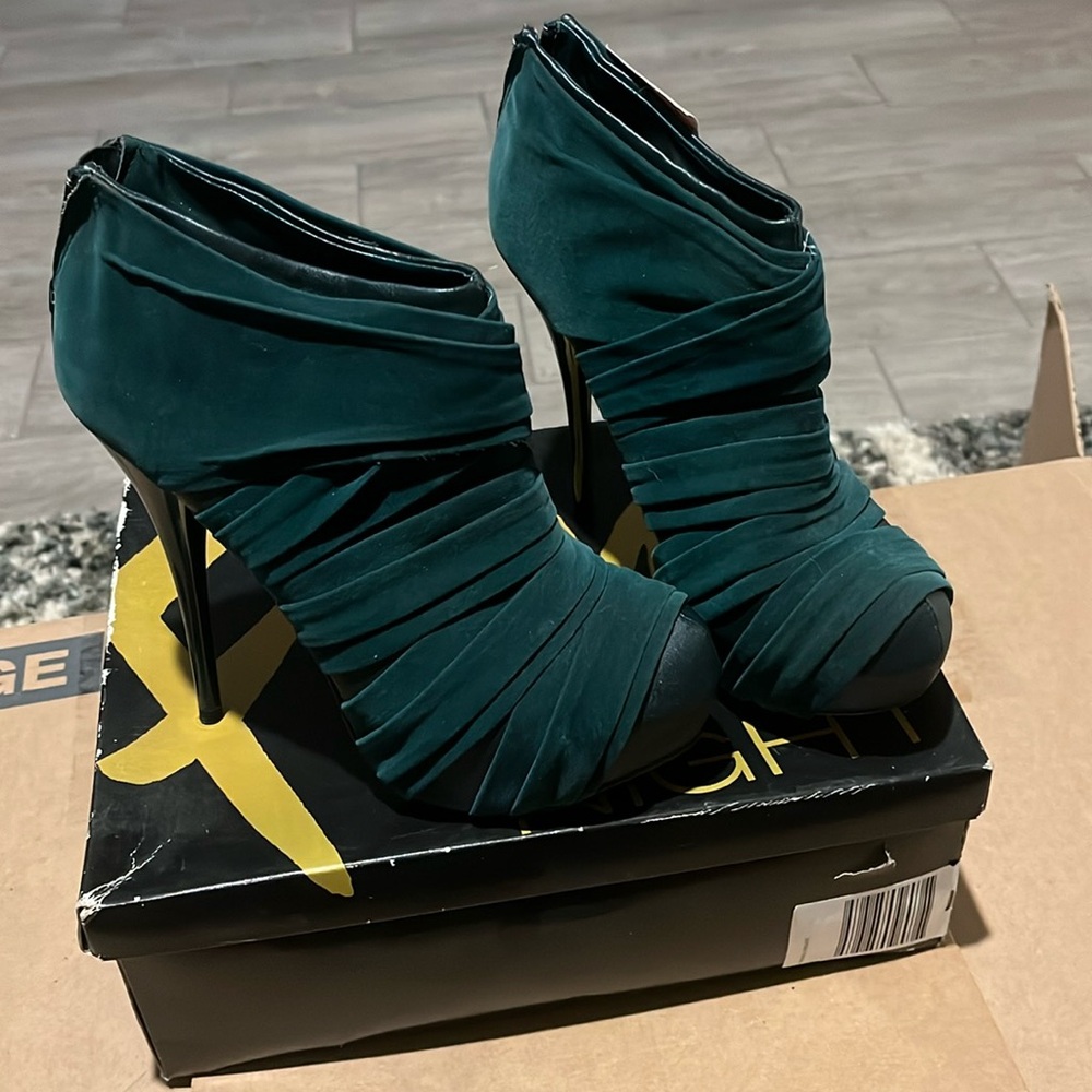 Fully enclosed shoe with stiletto type heel
